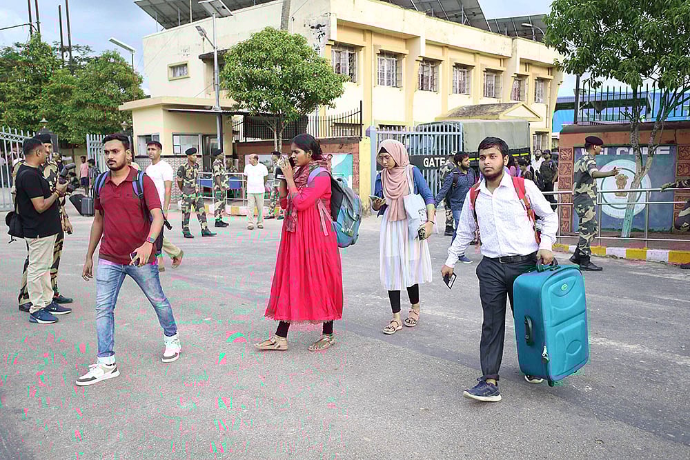 | Photo: PTI : Indian students upon their arrival at the Akhaura check post 